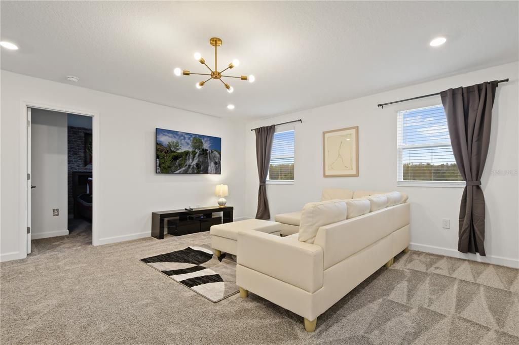 合同活跃: $829,900 (6 贝兹, 6 浴室, 3760 平方英尺)