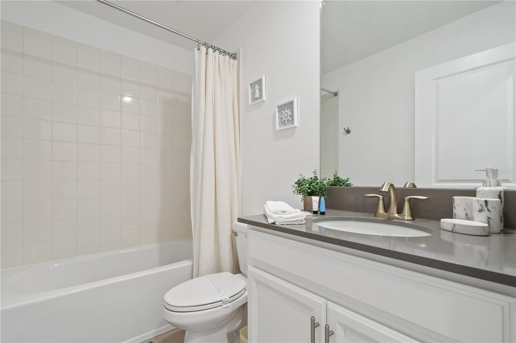 合同活跃: $829,900 (6 贝兹, 6 浴室, 3760 平方英尺)