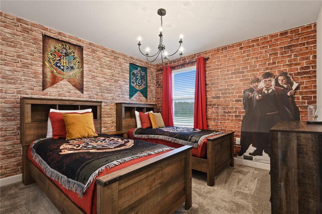 合同活跃: $829,900 (6 贝兹, 6 浴室, 3760 平方英尺)