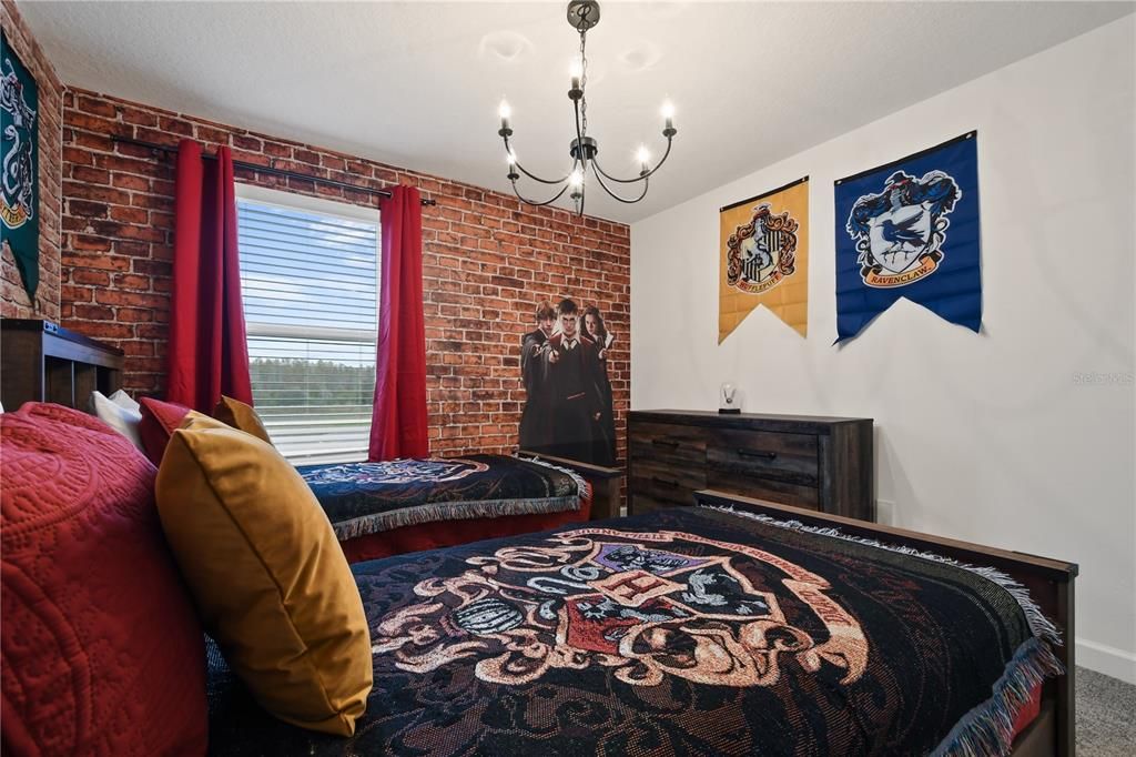 合同活跃: $829,900 (6 贝兹, 6 浴室, 3760 平方英尺)