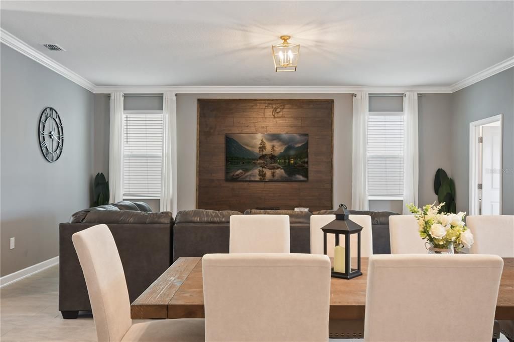 合同活跃: $829,900 (6 贝兹, 6 浴室, 3760 平方英尺)