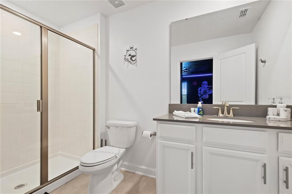 合同活跃: $829,900 (6 贝兹, 6 浴室, 3760 平方英尺)