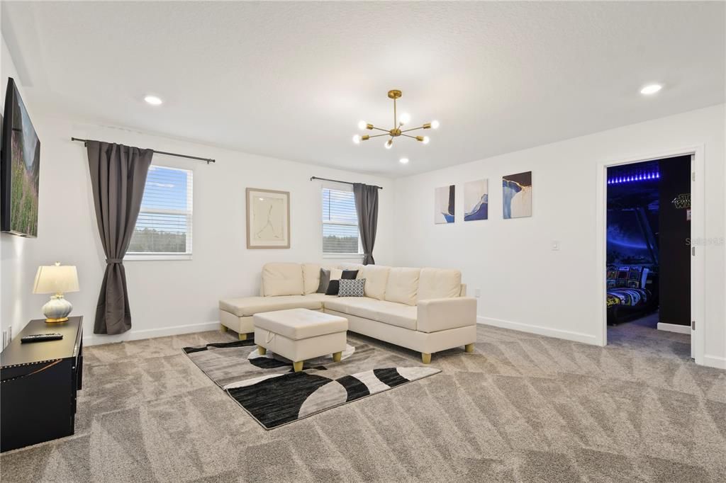 合同活跃: $829,900 (6 贝兹, 6 浴室, 3760 平方英尺)