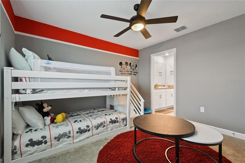 合同活跃: $829,900 (6 贝兹, 6 浴室, 3760 平方英尺)