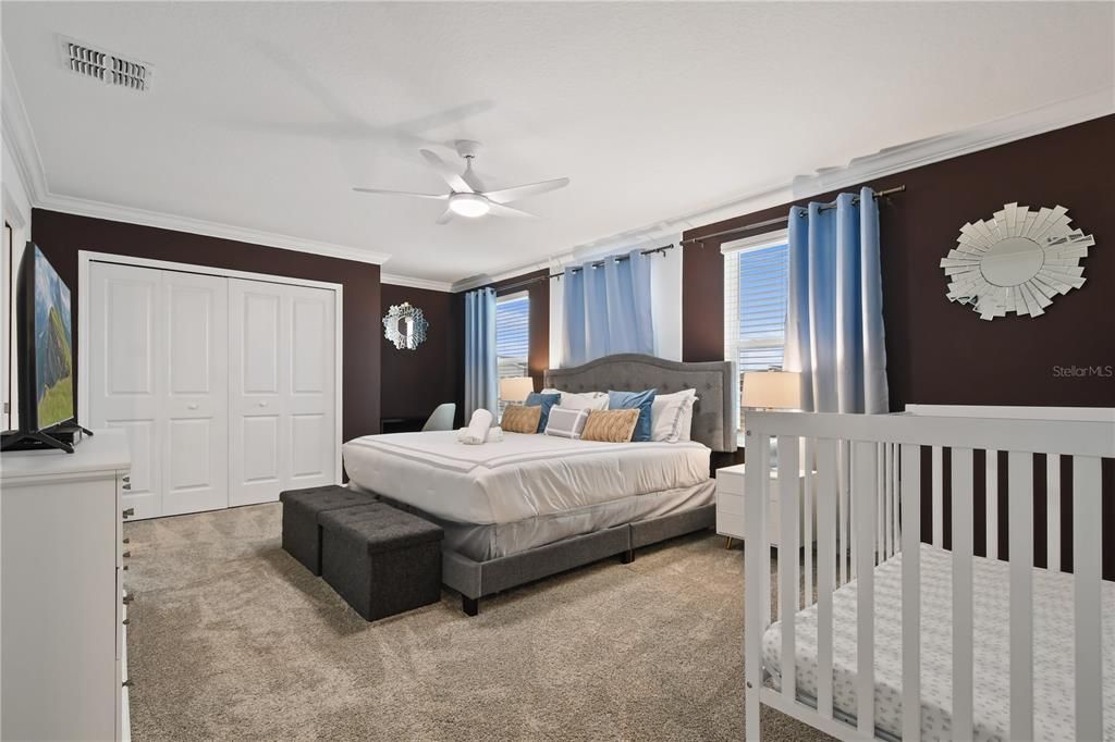 合同活跃: $829,900 (6 贝兹, 6 浴室, 3760 平方英尺)