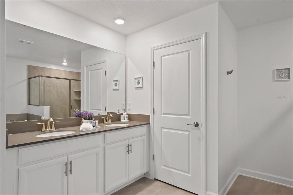 合同活跃: $829,900 (6 贝兹, 6 浴室, 3760 平方英尺)