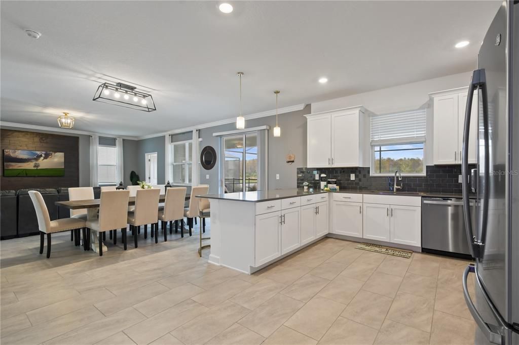 合同活跃: $829,900 (6 贝兹, 6 浴室, 3760 平方英尺)