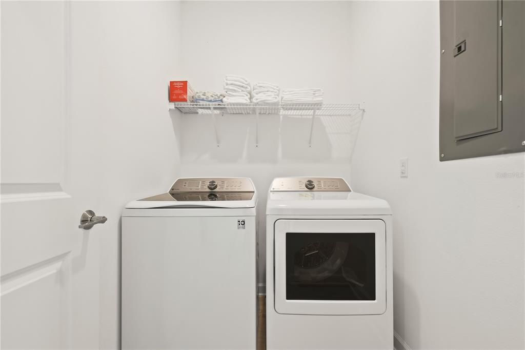 合同活跃: $829,900 (6 贝兹, 6 浴室, 3760 平方英尺)