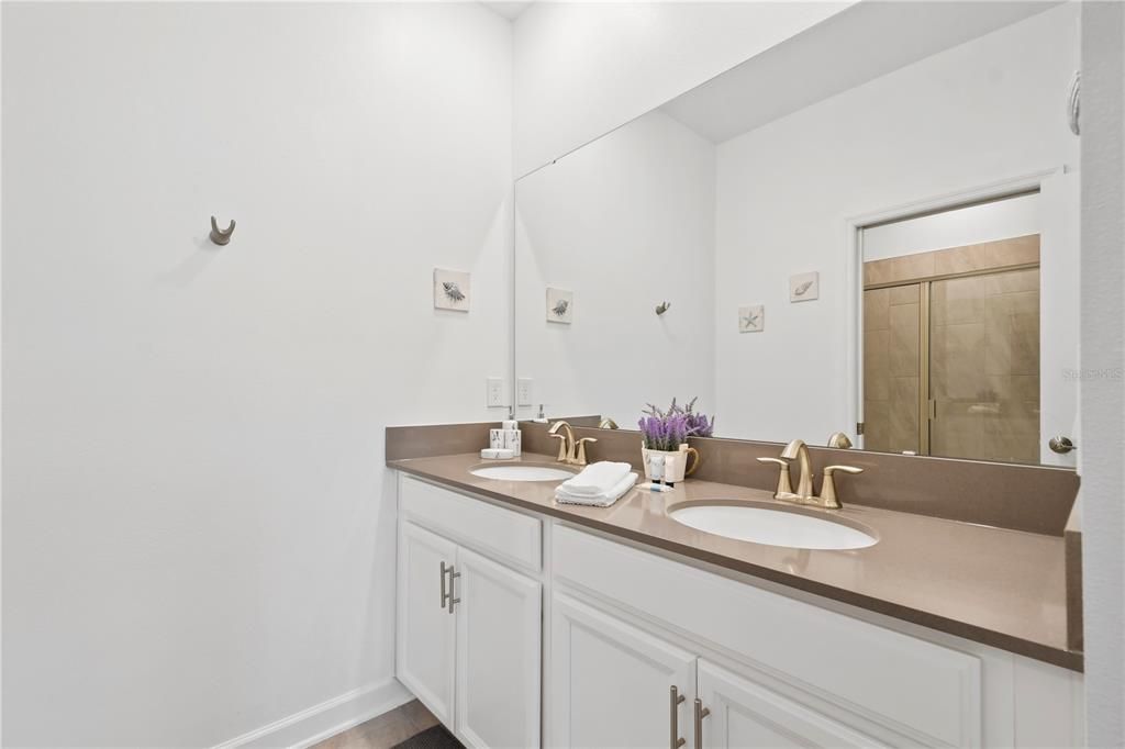 合同活跃: $829,900 (6 贝兹, 6 浴室, 3760 平方英尺)