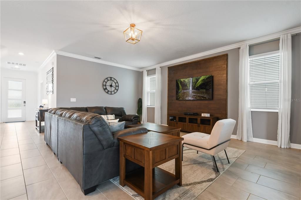 合同活跃: $829,900 (6 贝兹, 6 浴室, 3760 平方英尺)