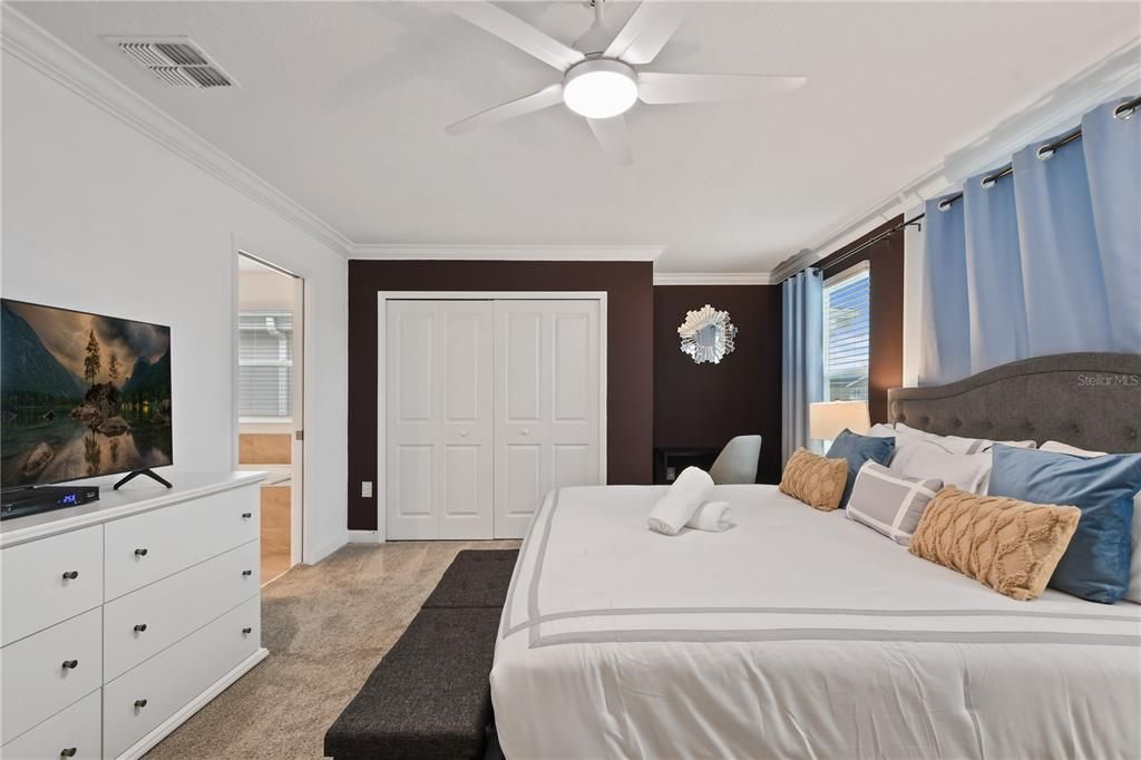 合同活跃: $829,900 (6 贝兹, 6 浴室, 3760 平方英尺)