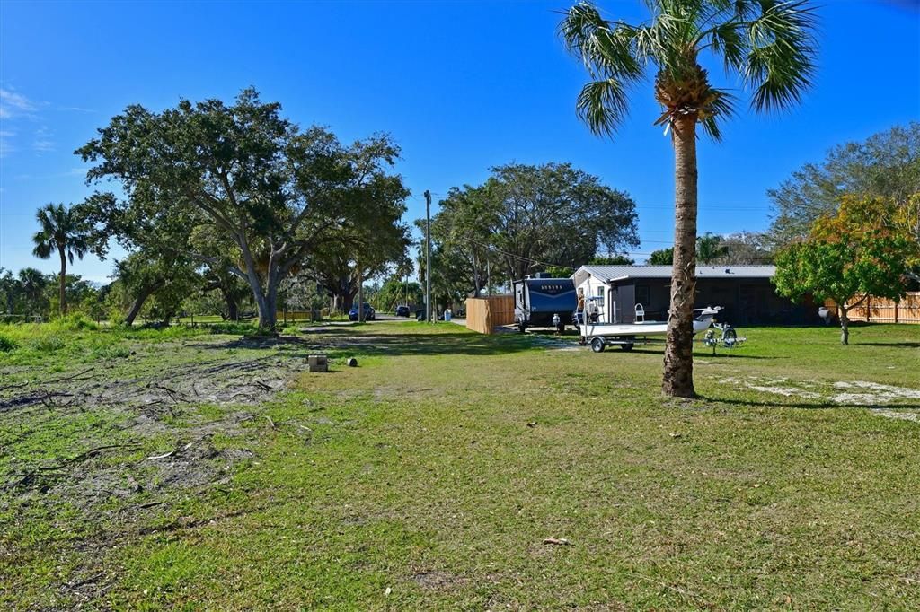 На продажу: $195,000 (0.74 acres)