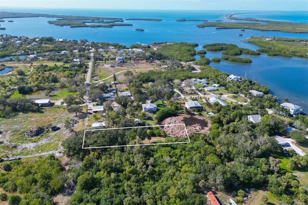 На продажу: $195,000 (0.74 acres)