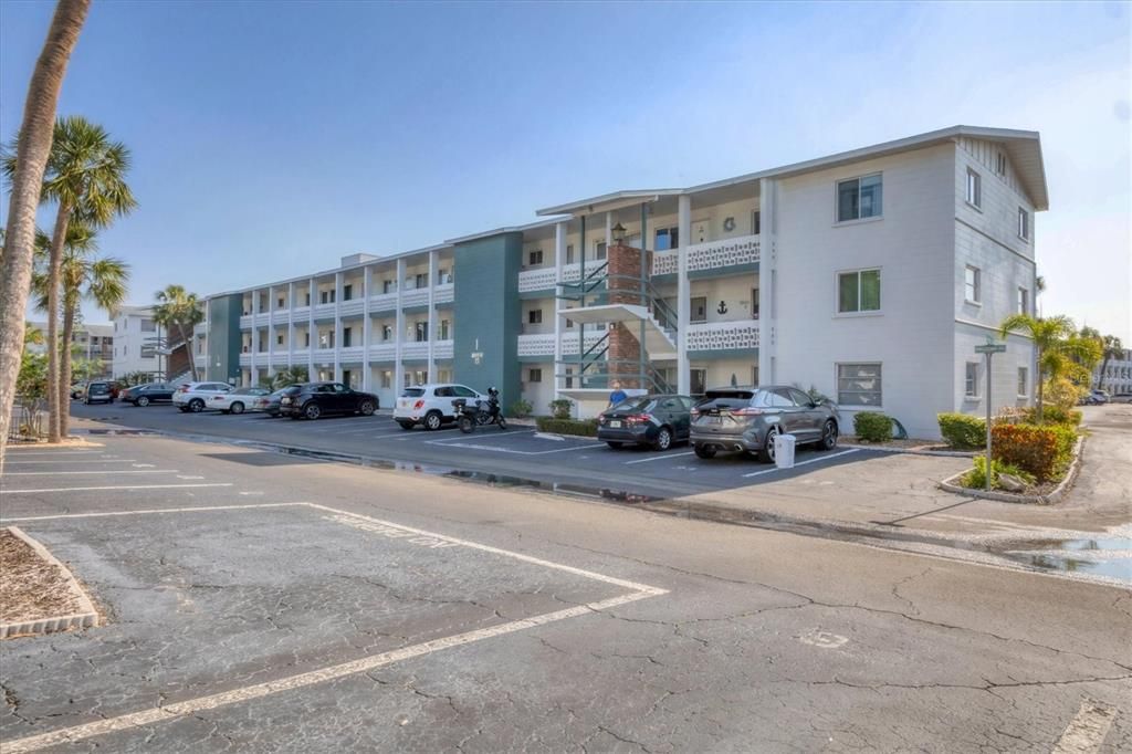 Active With Contract: $89,900 (1 beds, 1 baths, 576 Square Feet)