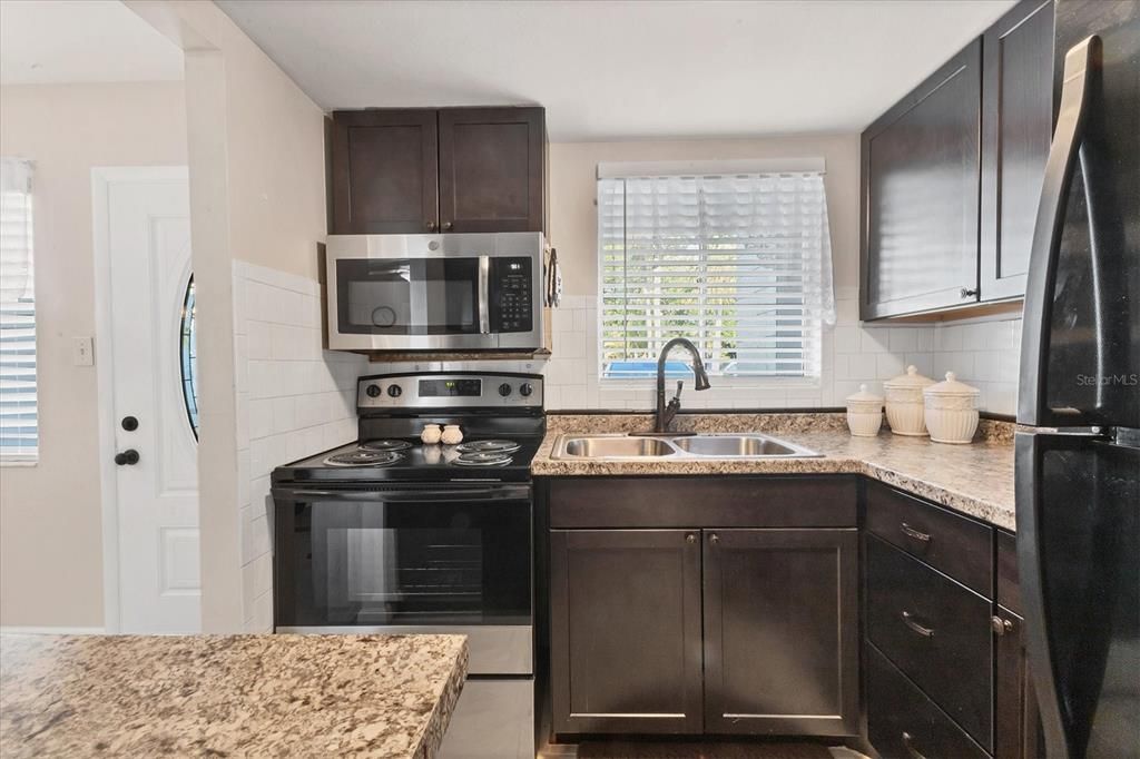 Active With Contract: $89,900 (1 beds, 1 baths, 576 Square Feet)
