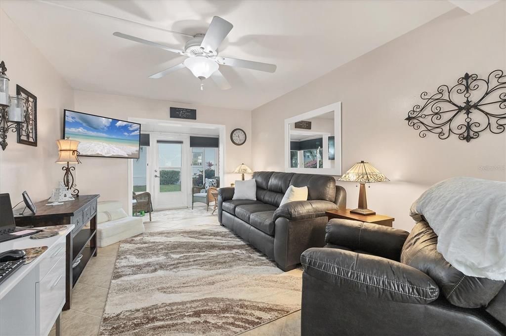 Active With Contract: $89,900 (1 beds, 1 baths, 576 Square Feet)