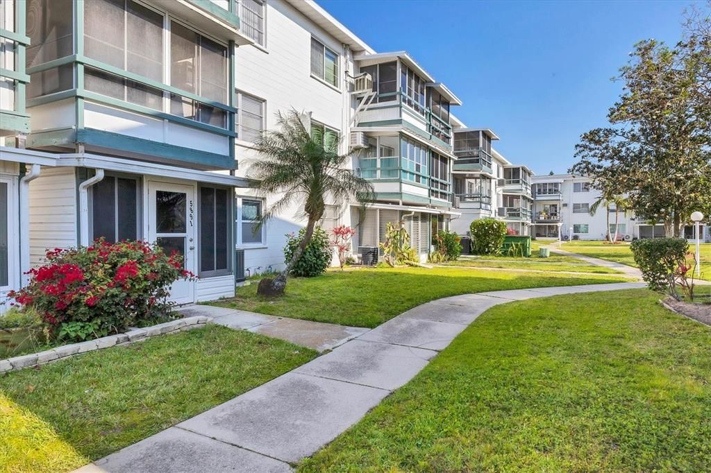 Active With Contract: $89,900 (1 beds, 1 baths, 576 Square Feet)