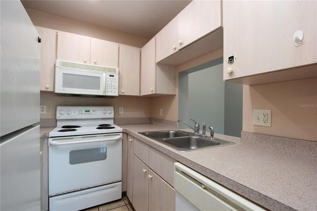 For Sale: $139,900 (2 beds, 2 baths, 800 Square Feet)