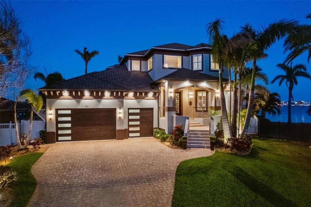 出租: $25,000 (4 贝兹, 5 浴室, 3976 平方英尺)