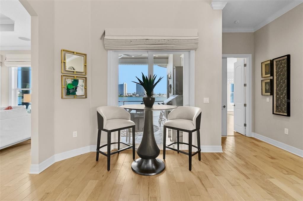 出租: $25,000 (4 贝兹, 5 浴室, 3976 平方英尺)