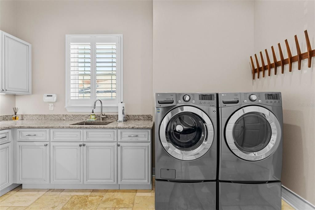 出租: $25,000 (4 贝兹, 5 浴室, 3976 平方英尺)