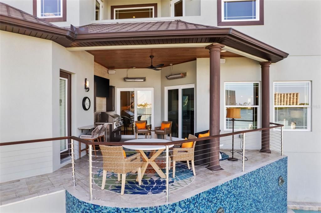 出租: $25,000 (4 贝兹, 5 浴室, 3976 平方英尺)