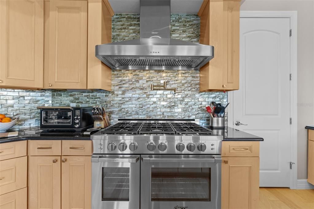 出租: $25,000 (4 贝兹, 5 浴室, 3976 平方英尺)