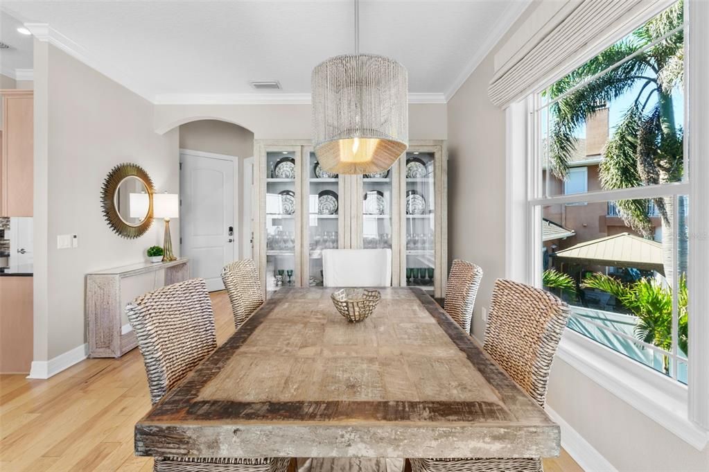 出租: $25,000 (4 贝兹, 5 浴室, 3976 平方英尺)