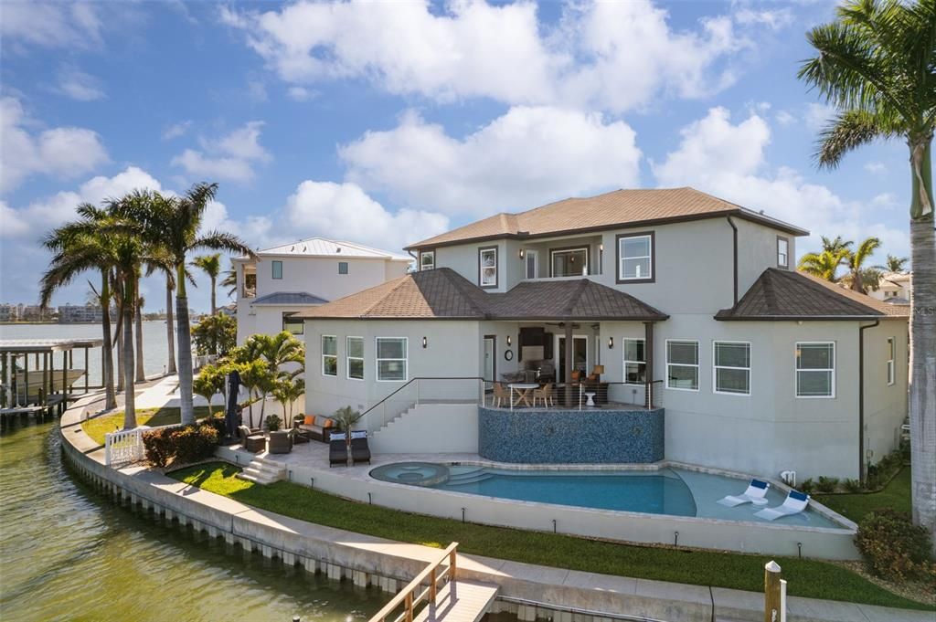 出租: $25,000 (4 贝兹, 5 浴室, 3976 平方英尺)