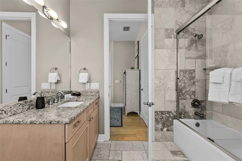 出租: $25,000 (4 贝兹, 5 浴室, 3976 平方英尺)