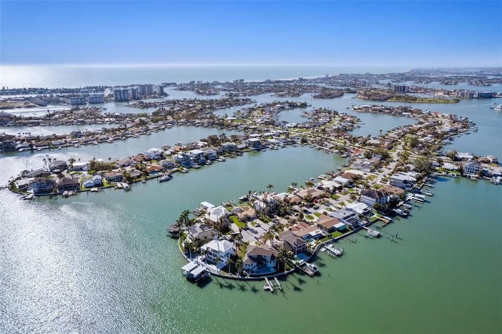 出租: $25,000 (4 贝兹, 5 浴室, 3976 平方英尺)