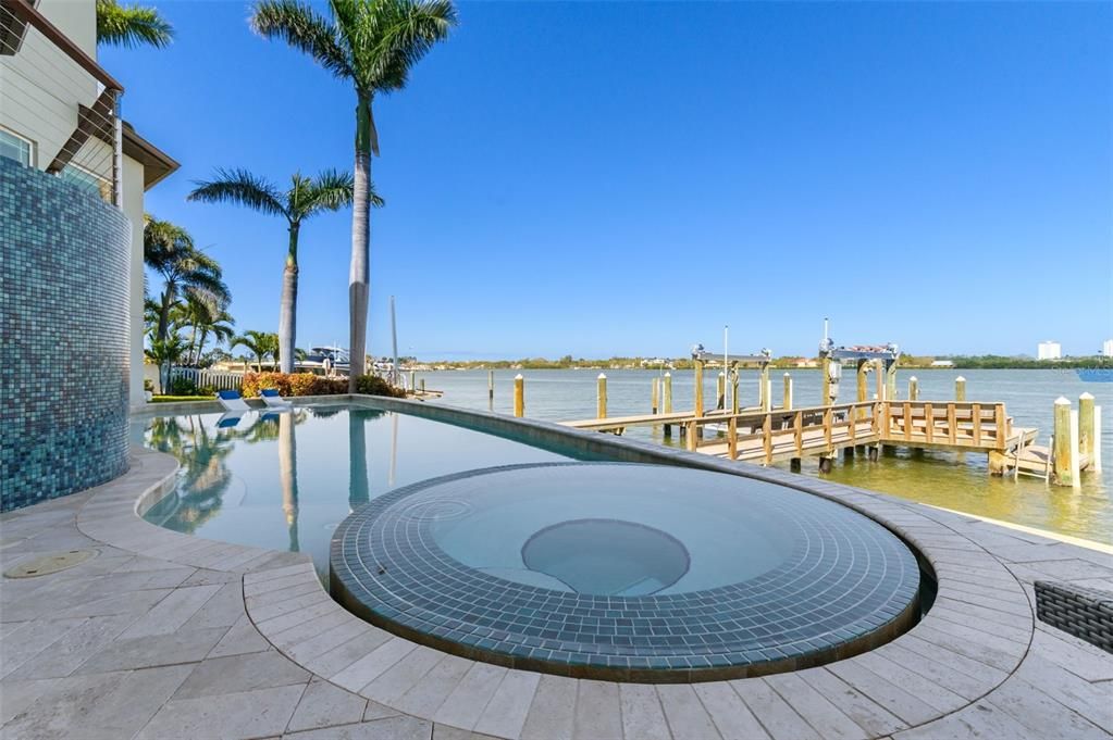 出租: $25,000 (4 贝兹, 5 浴室, 3976 平方英尺)