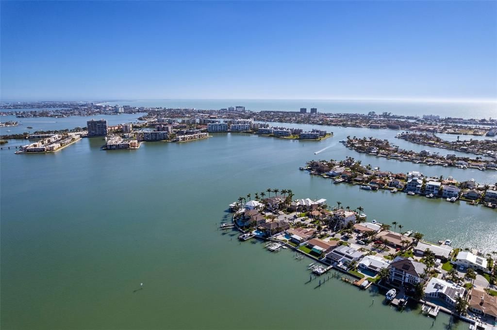 出租: $25,000 (4 贝兹, 5 浴室, 3976 平方英尺)