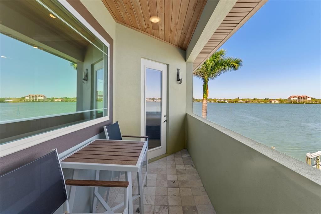 出租: $25,000 (4 贝兹, 5 浴室, 3976 平方英尺)