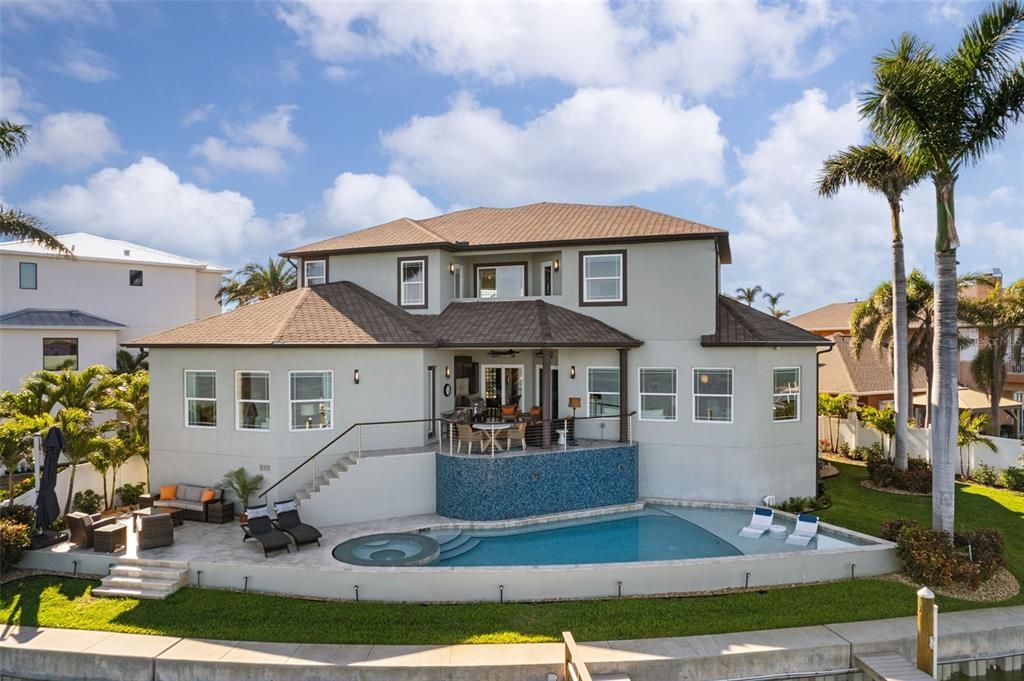 出租: $25,000 (4 贝兹, 5 浴室, 3976 平方英尺)