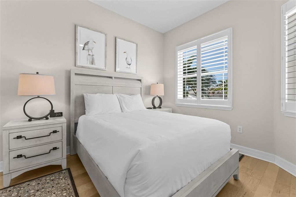 出租: $25,000 (4 贝兹, 5 浴室, 3976 平方英尺)