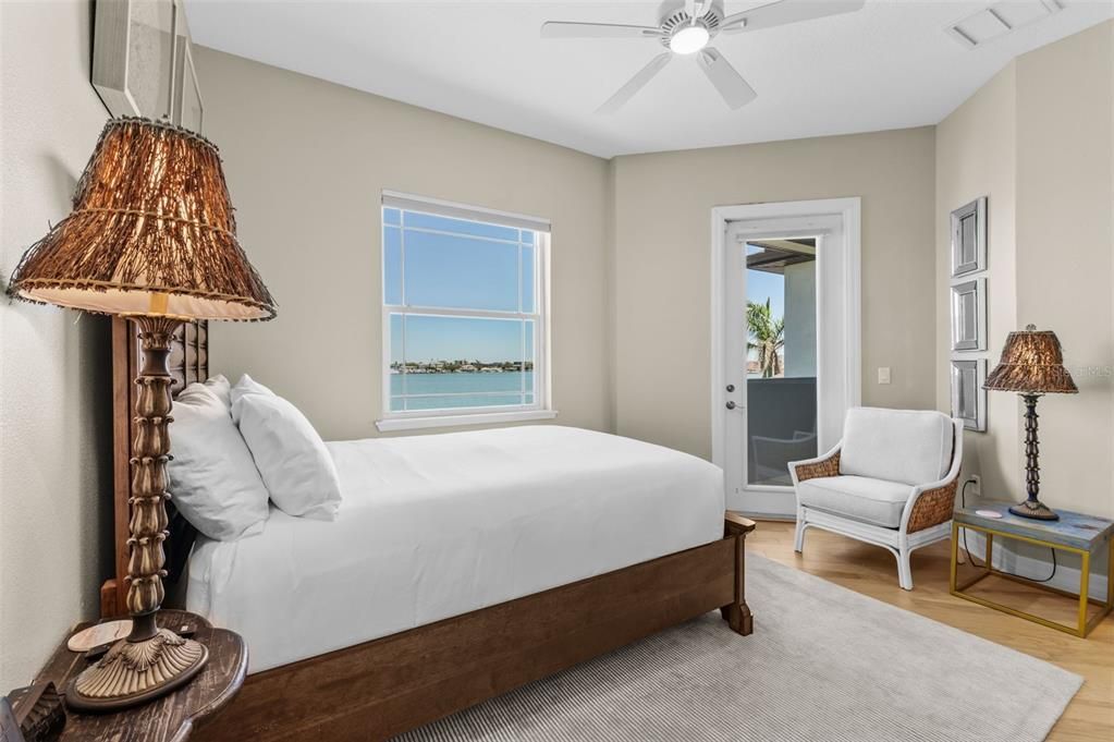 出租: $25,000 (4 贝兹, 5 浴室, 3976 平方英尺)