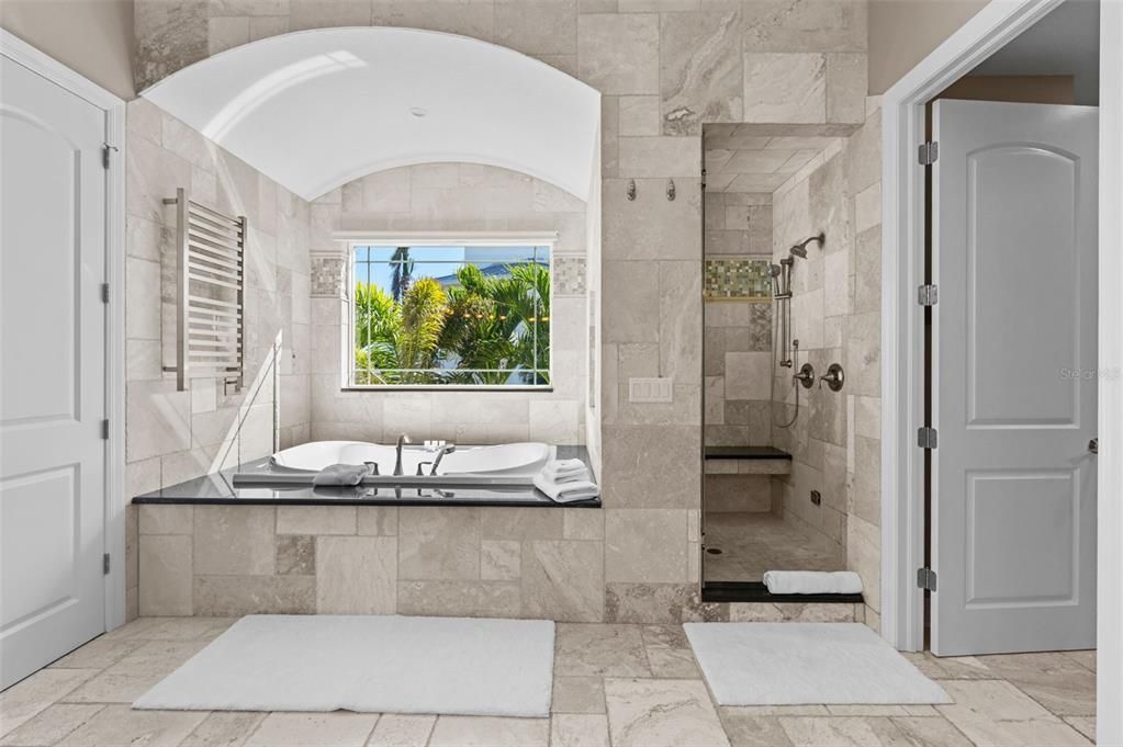 出租: $25,000 (4 贝兹, 5 浴室, 3976 平方英尺)