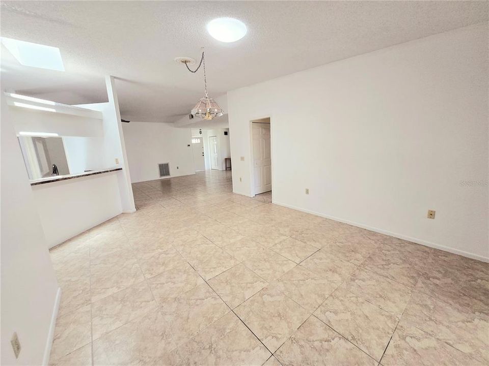 Active With Contract: $2,400 (2 beds, 2 baths, 1531 Square Feet)
