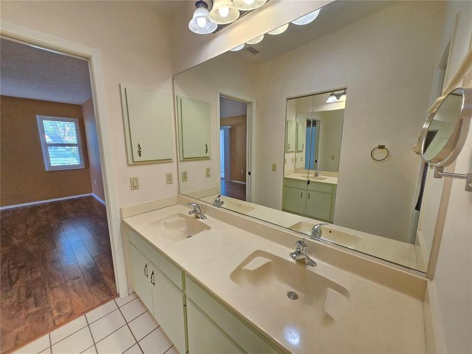 Active With Contract: $2,400 (2 beds, 2 baths, 1531 Square Feet)