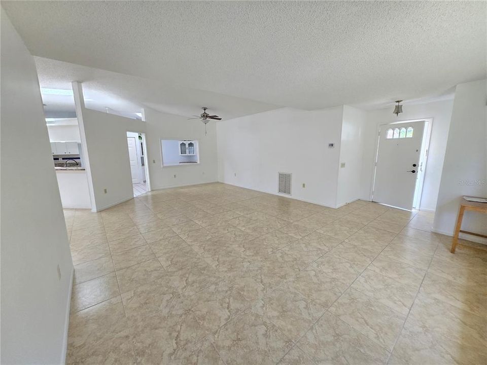 Active With Contract: $2,400 (2 beds, 2 baths, 1531 Square Feet)