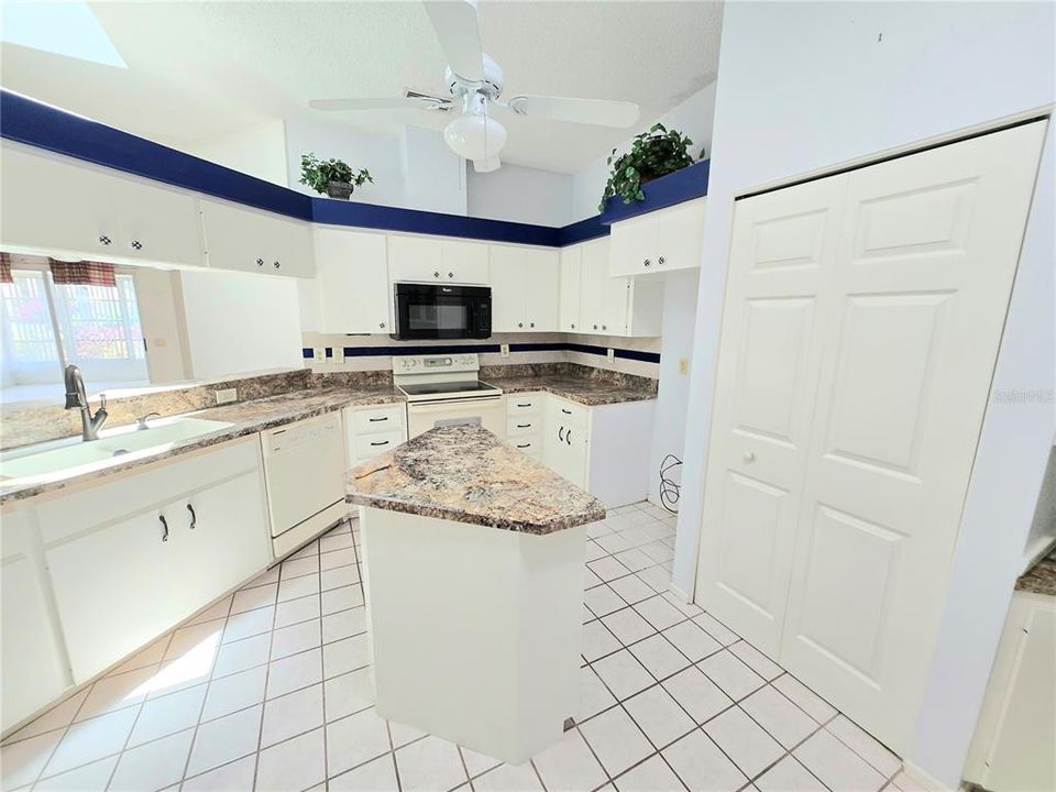 Active With Contract: $2,400 (2 beds, 2 baths, 1531 Square Feet)