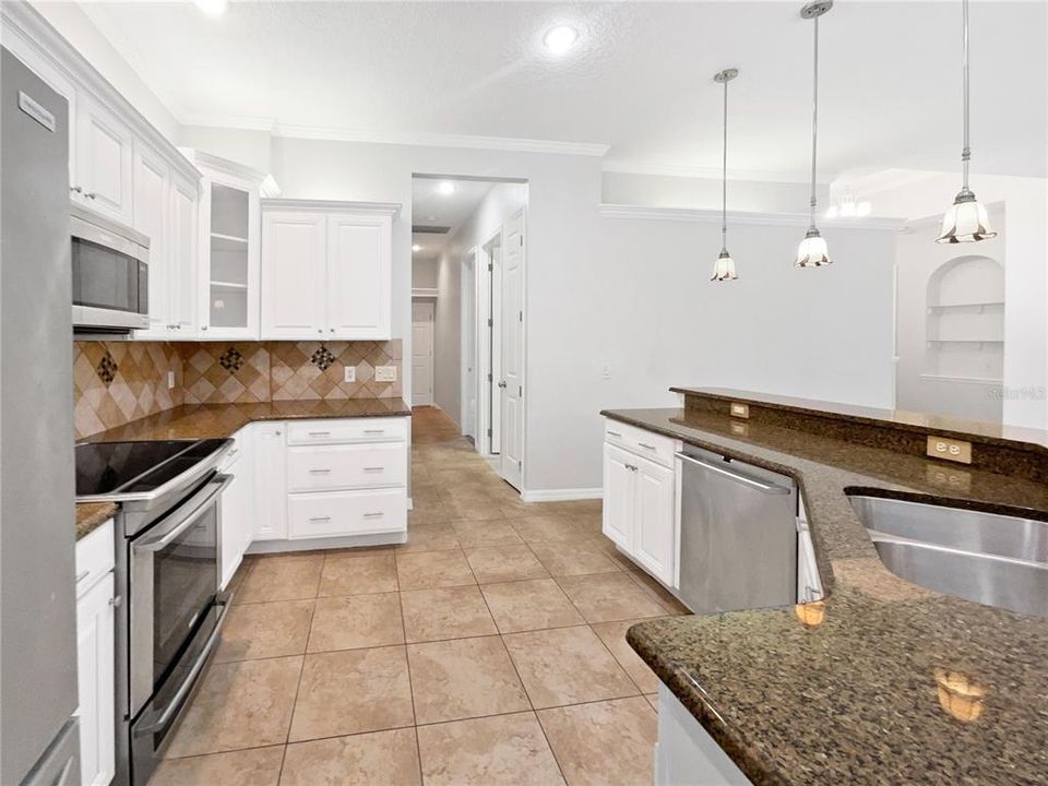 На продажу: $316,000 (2 спален, 2 ванн, 2199 Квадратных фут)