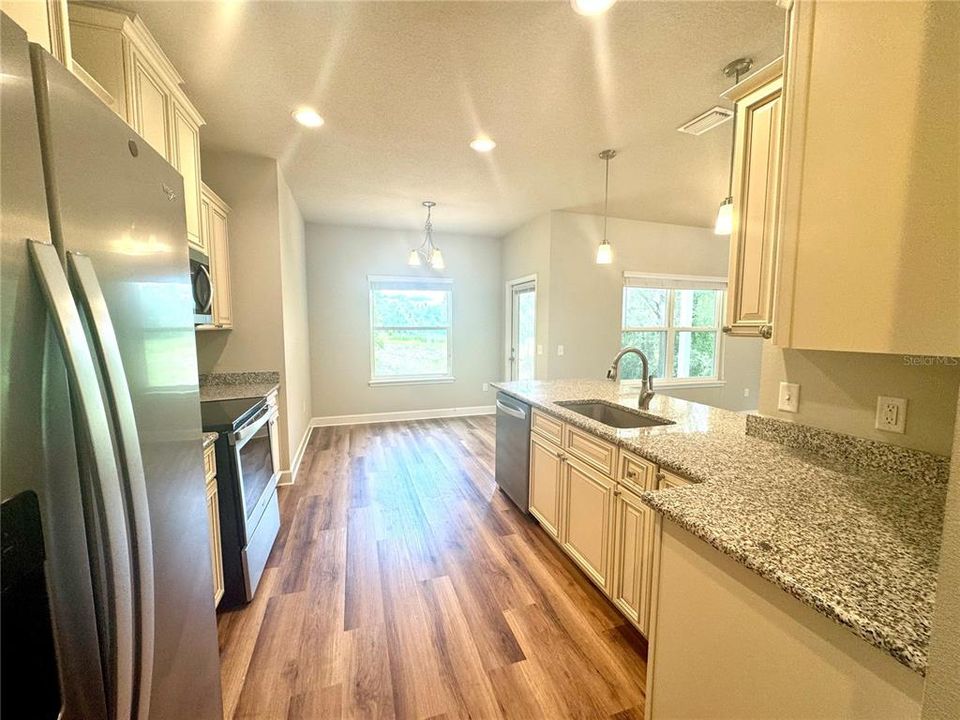 待售: $299,000 (3 贝兹, 2 浴室, 1584 平方英尺)