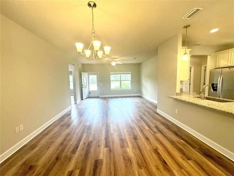 待售: $299,000 (3 贝兹, 2 浴室, 1584 平方英尺)