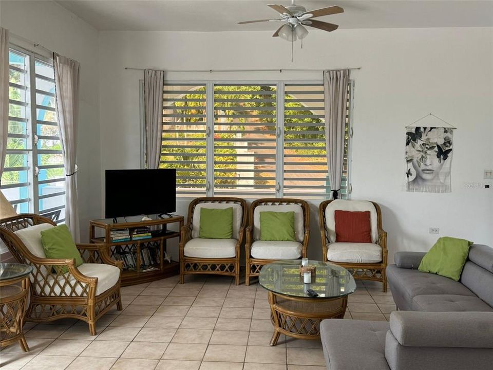 For Sale: $799,000 (6 beds, 4 baths, 3500 Square Feet)