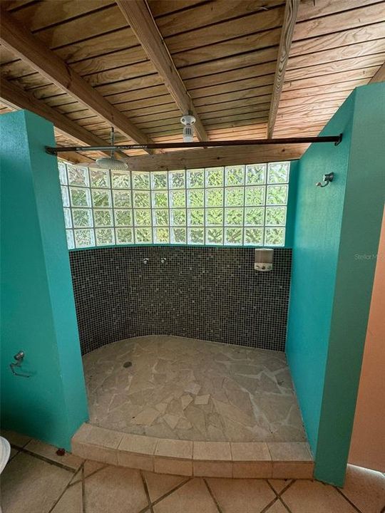 For Sale: $799,000 (6 beds, 4 baths, 3500 Square Feet)