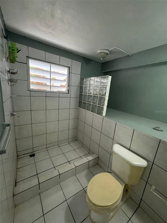 For Sale: $799,000 (6 beds, 4 baths, 3500 Square Feet)