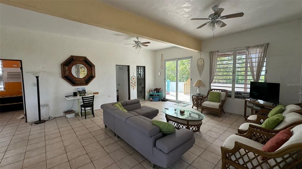 For Sale: $799,000 (6 beds, 4 baths, 3500 Square Feet)