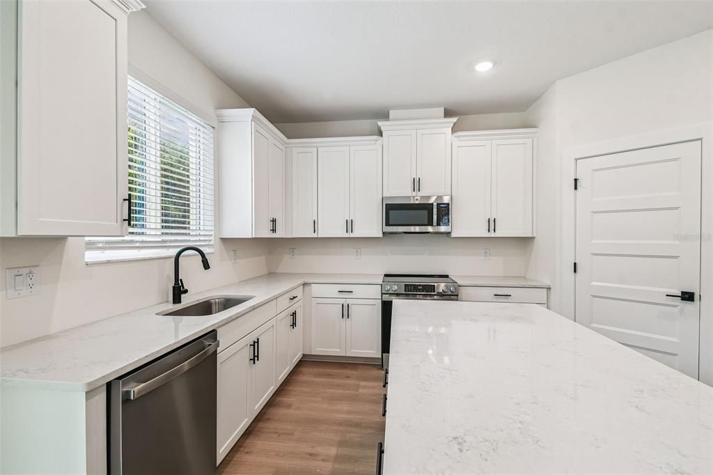 Activo con contrato: $653,990 (5 camas, 3 baños, 2732 Pies cuadrados)